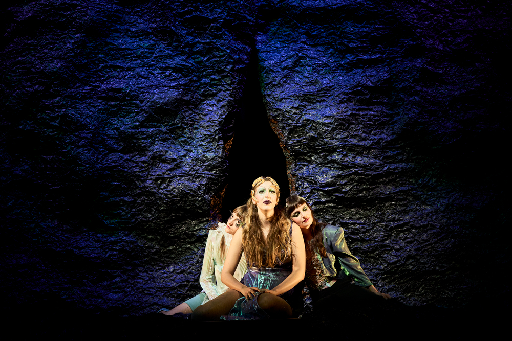 Léna Bokobza-Brunet, Pauline Chagne et Léa Moreau dans Médusée, avec une création lumière de Jérôme Baudouin, créateur lumière en danse, théâtre et spectacle vivant.